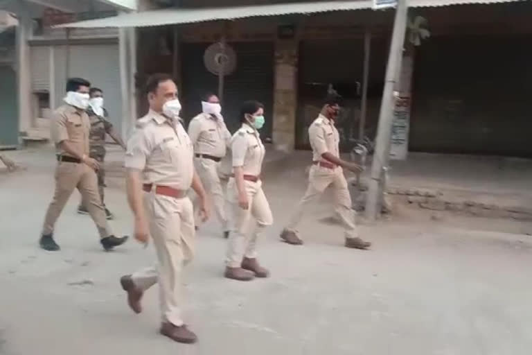 Raun police carry out flag march in the city regarding lockdown