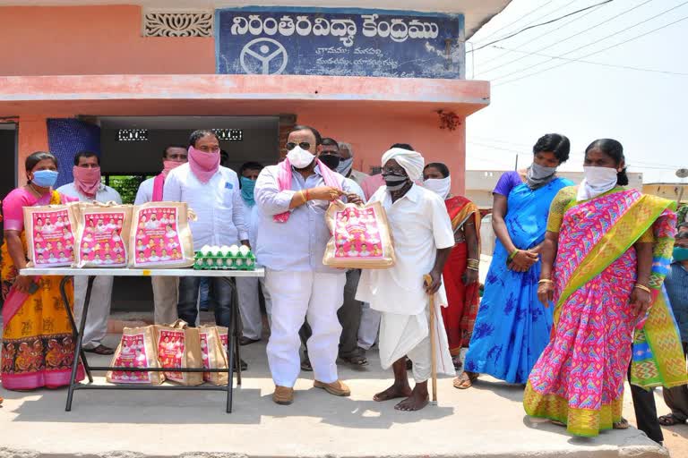 ఇంటింటికి వెళ్లి సరకులు అందించిన టెస్కాబ్ వైస్ ఛైర్మన్