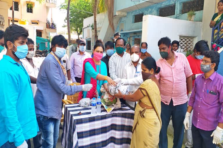 Metropolitan Policy Commissioner distributing free fruit and vegetables