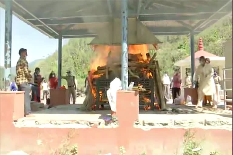 cm-yogis-father-funeral-in-phoolchatti-near-rishikesh