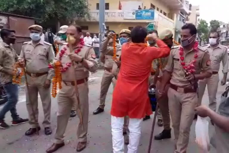 People showered flowers on policemen