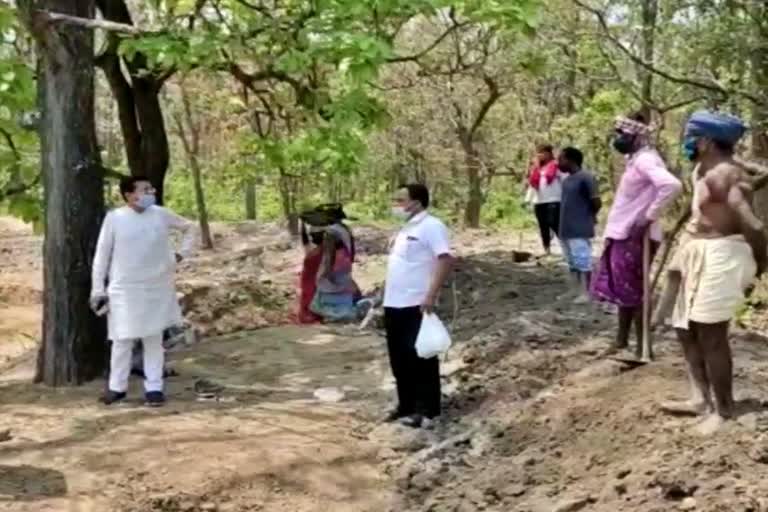 Mohan Markam inspected MNREGA works during lockdown