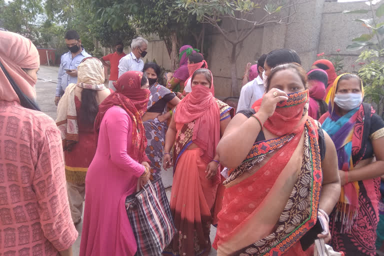 people not get ration at sangam vihar J- block government school in delhi during lockdown