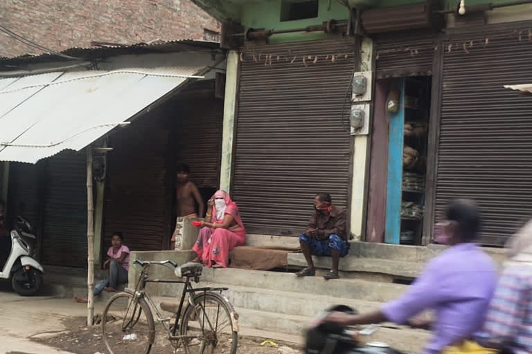 Gutkha and cigarette being sold in front of police station