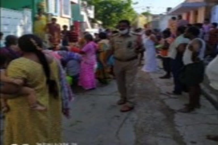 police help to women during lockdown at prodhturu