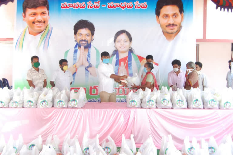 vegetables distributed in anakapalli by palaka educational trust