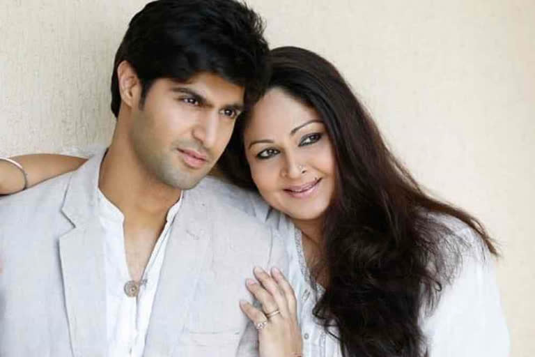 Rati Agnihotri digitally teaches son Tanuj to cook from Poland