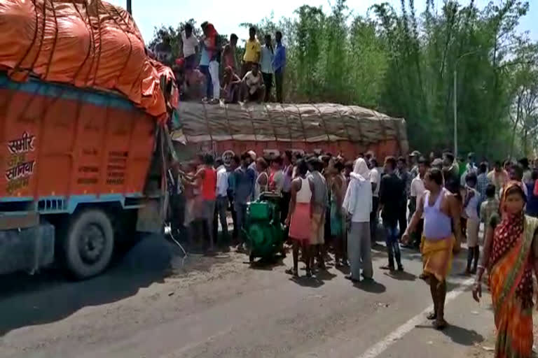 Road accident on Hansdiha-Dumka main road,