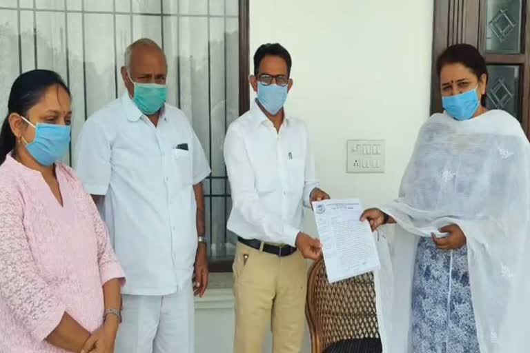 HUSA submits memorandum to mla nirmal chaudhary in ganaur