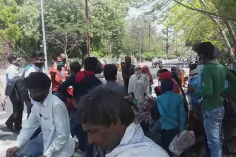 People disturbed by hunger besiege the collector's residence