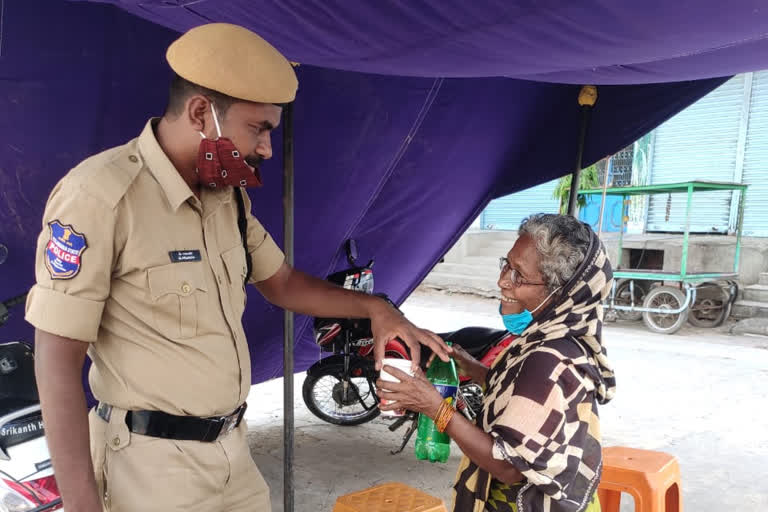 OLD AGE WOMEN DISTRIBUTED COOL DRINKS TO POLICE