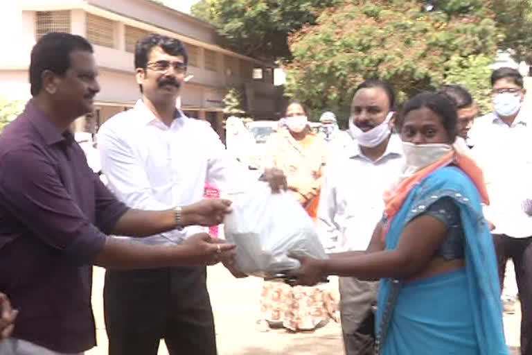 Distribution of fruit kit for one hundred rupees at kakinada