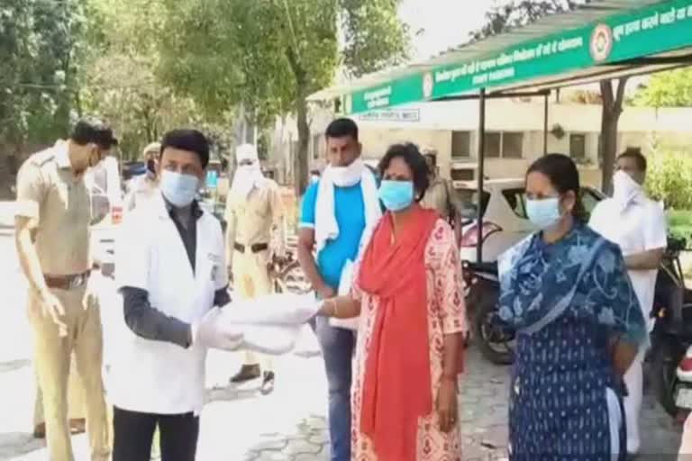 former MLA latika sharma distributed ppe kit to doctors and police in raipur rani