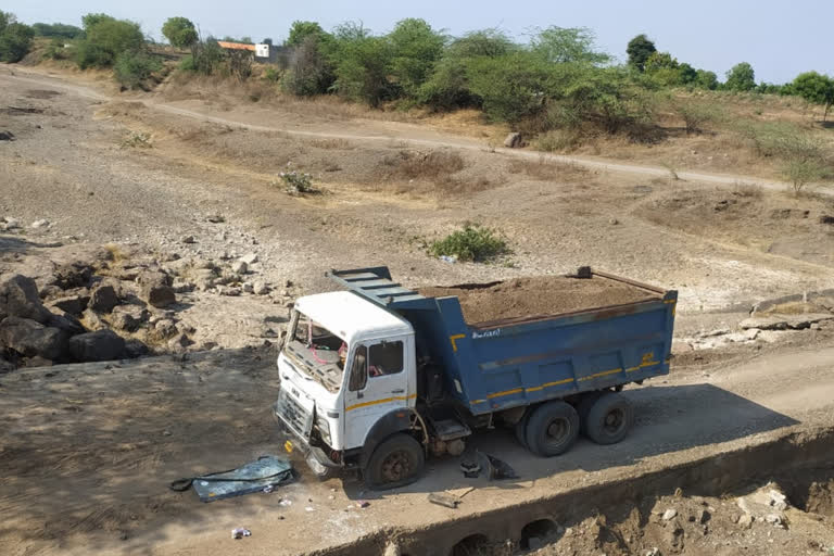 dumper sand confiscated by the administration was hijacked by sand robber