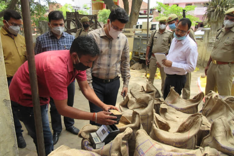 डीएम ने गेहूं क्रय केन्द्र का किया निरीक्षण