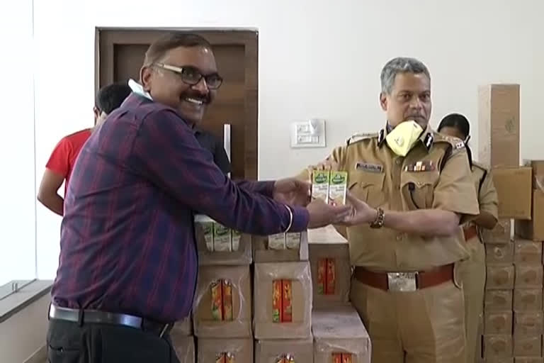 itc sponsored fruit juice to police