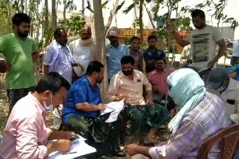 Amadalala Tahsildaru  inspected the ration shop in thammayyapeta