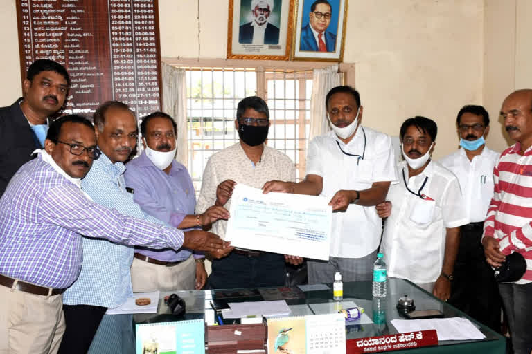 3 lakhs donated by Hassan various organization to CM Relief Fund