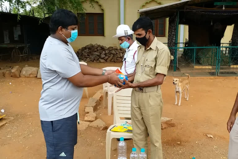 bbm student distributes food and water for police those who on duty