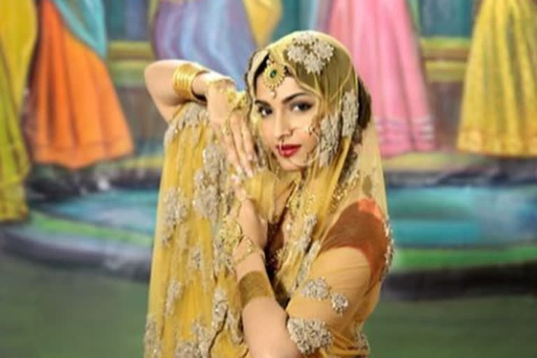 sonam kapoor channels her inner madhubala in new pic