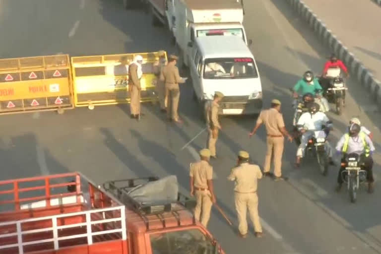 Police conducting checks at Delhi Ghaziabad border corona lockdown