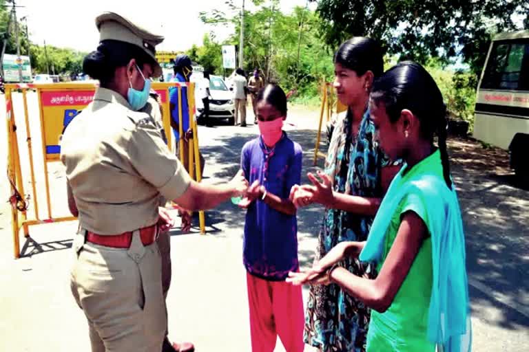 குழந்தைகளிடம் காவல் துணை கண்காணிப்பாளர் சுபாஷினி விழிப்புணர்வு ஏற்படுத்தும் காட்சி