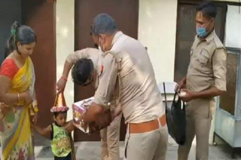 Banda police won the hearts of the people by delivering a cake on the child's birthday