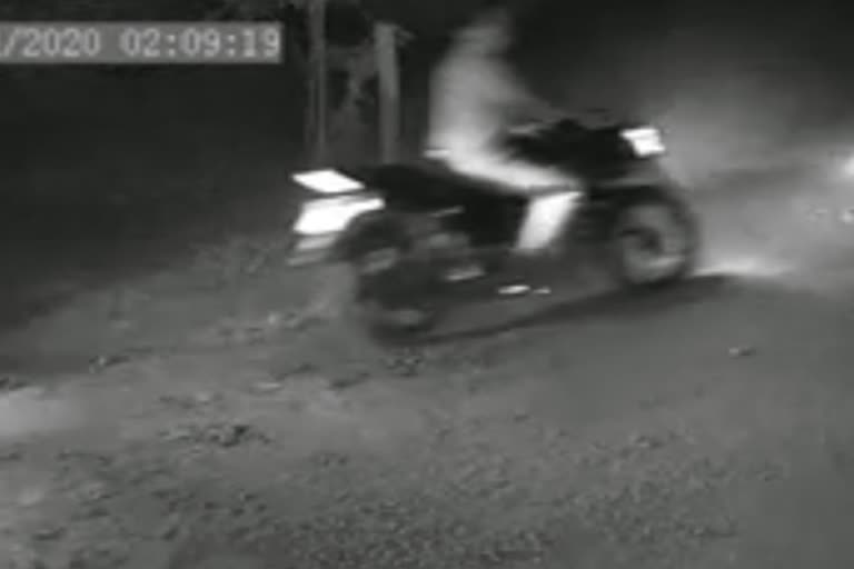 bike-robbery-taking-advantage