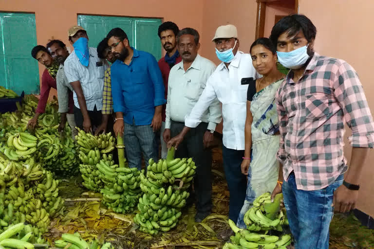 mla peddireddy distributes fruits and essentials at tamballapally