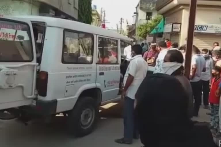 patient escaped with an ambulance  रुग्णवाहिका घेऊन पळाला रुग्ण  अमरावती लेटेस्ट न्युज  amravati latest news