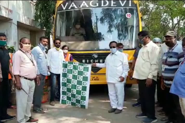 mayor gunda Prakash facilitation bus for sanitation workers