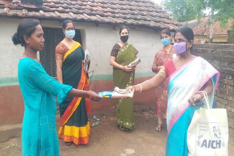 Women of Jamshedpur distributing sanitary pads in rural areas