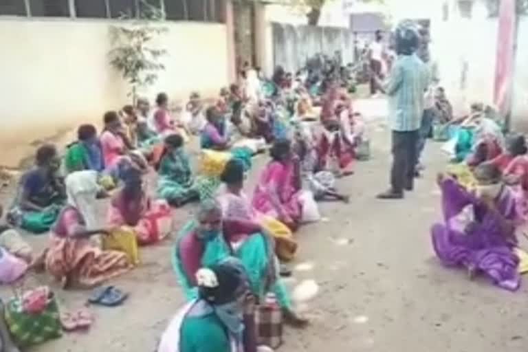 crowded-at-the-bank-in-arandhangi