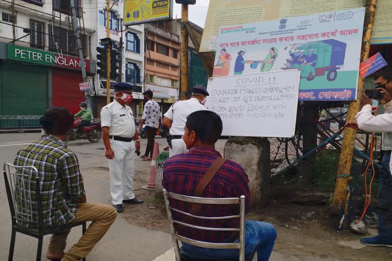 Jorhat traffic police punishes lock down breakers