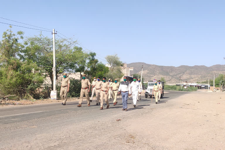 फ्लैग मार्च,  जालोर न्यूज़,  आहोर न्यूज़,  भाद्राजून पुलिस,  Flag march,  Jalore news,  Ahor News,  Bhadrajun Police