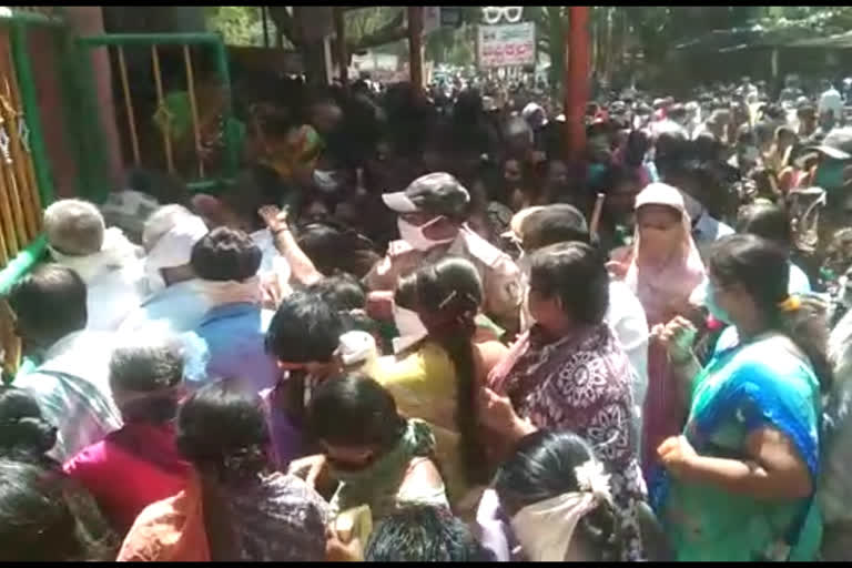 Chitradurga People Crowd  for a food kit ..!