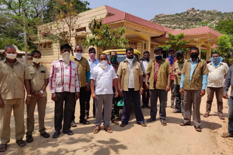 ಲಾಕ್​ಡೌನ್​ನಿಂದ ಸಂಕಷ್ಟದಲ್ಲಿ ಆಟೋ ಚಾಲಕರು