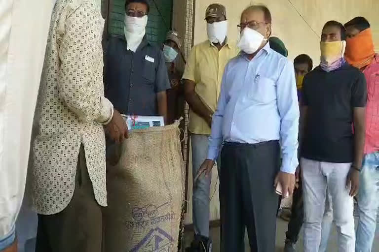 Weighing of wheat started at the procurement center