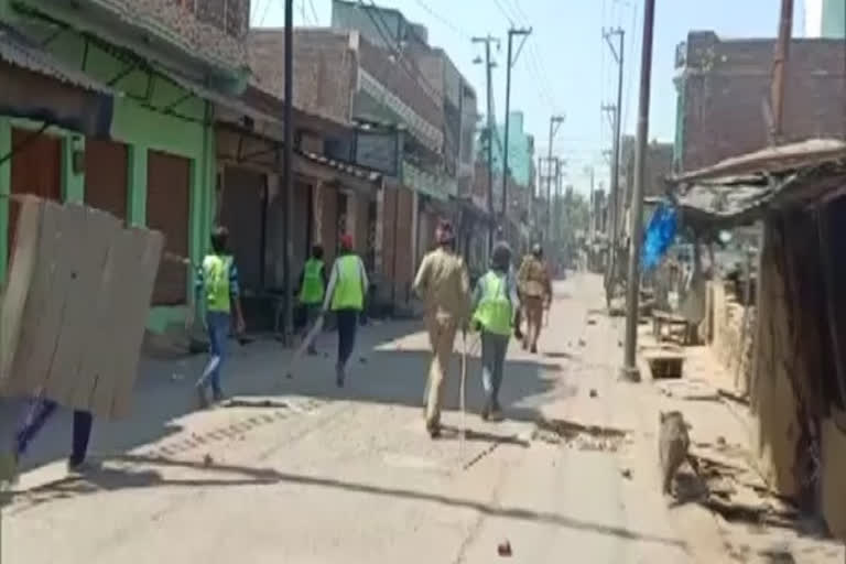 stone pelting at cops in aligarh  cops attacked at Kotwali police circle  stone pelted at cops in vegetable market  lockdown in uttar pradesh  പൊലീസിന് മര്‍ദ്ദനം  ഉത്തര്‍ പ്രദേശ്  മര്‍ദ്ദനം  പൊലീസ്  പച്ചക്കറി  മാര്‍ക്കറ്റ്  പൊലീസ്