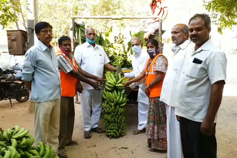 farmers distributing banana to sanitary workers and poor