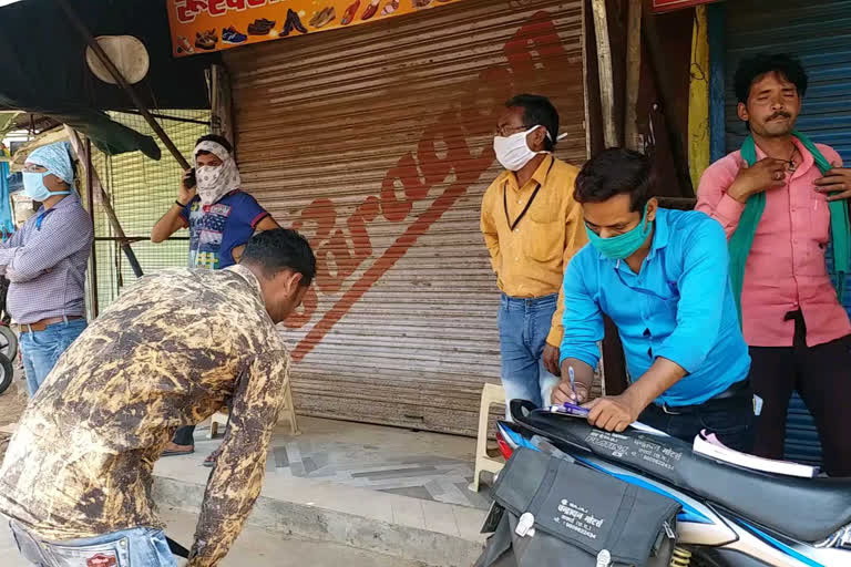 Police taking action against who leave the house without mask in kawardha