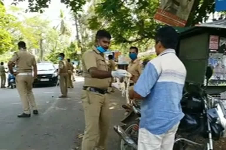 തിരുവനന്തപുരം മാസ്ക്  കൊവിഡ് തിരുവനന്തപുരം വാര്‍ത്തകള്‍  മാസ്ക് പൊലീസ് നടപടി  police takes stringent action against people  covid mask  wear mask