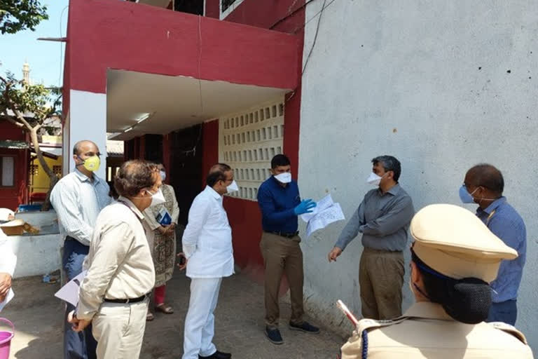 Maharashtra Health Minister  IMCT visit quarantine facility at Dharavi transit camp