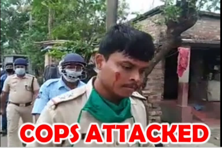 cops attacked in west bengal  stones hurled at cops  West Bengal attack  police attack  പൊലീസുകാർക്ക് പരിക്ക്  പൊലീസും നാട്ടുകാരും തമ്മിൽ സംഘർഷം  പശ്ചിമബംഗാളിൽ സംഘർഷം  നോർത്ത് 24 പർഗാനാസ്