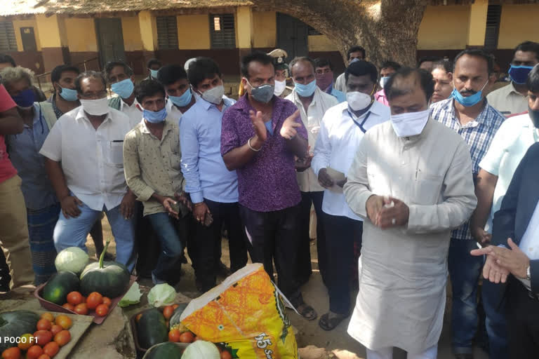 Misbehaviour in front of the Minister in Mandya