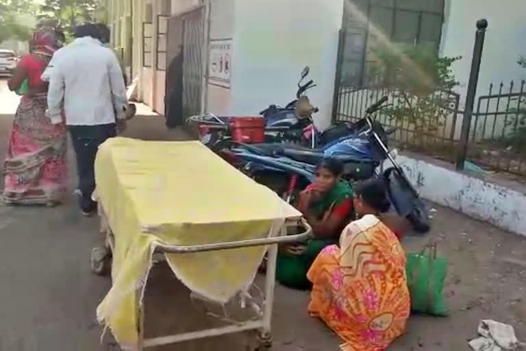 Pregnant gave birth to child in front of hospital in Kalburgi