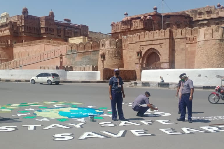 कार्यकर्ताओं ने बनाई पृथ्वी की तस्वीर, Workers made picture of earth