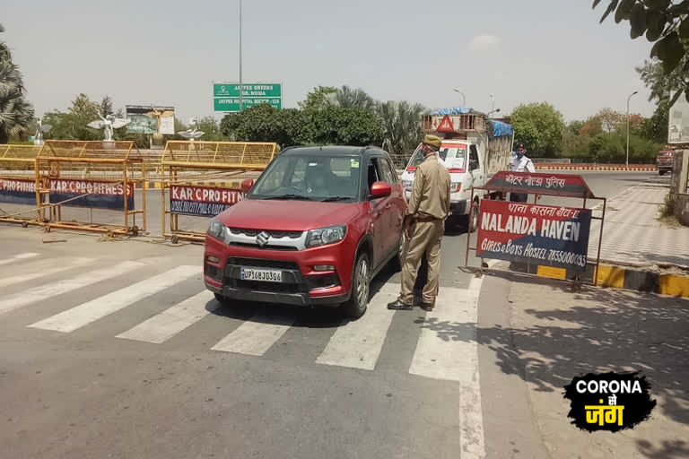 Entry of vehicles going towards Noida is being received only after the authorized pass