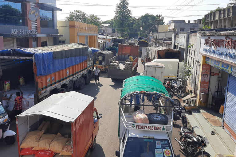 Coolie start their work in Sangli market yard