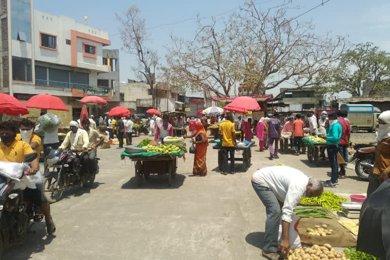 शेंदुर्णीत भरला आठवडी बाजार